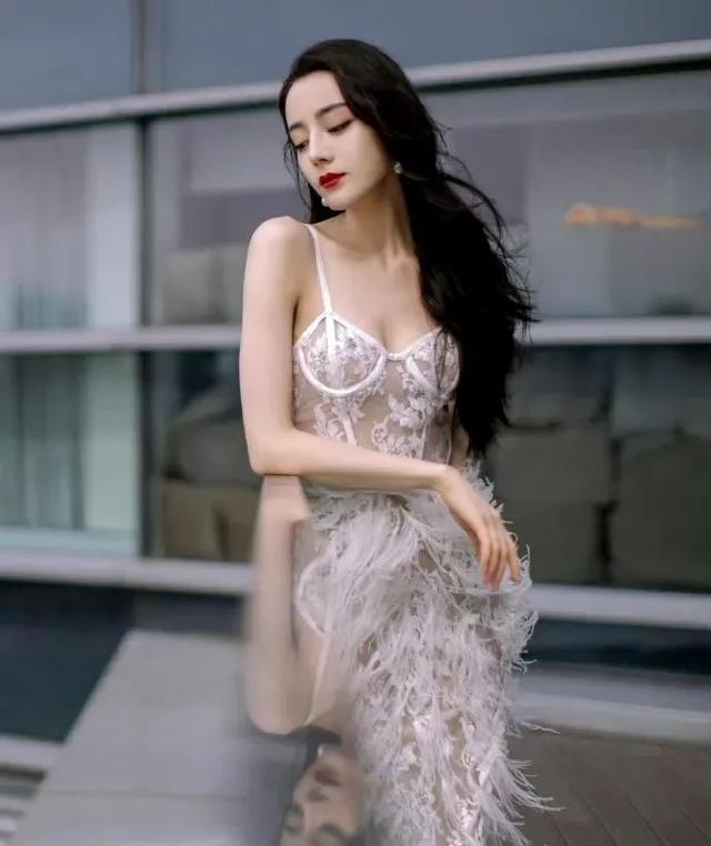 迪丽热巴珍珠羽毛透视裙造型