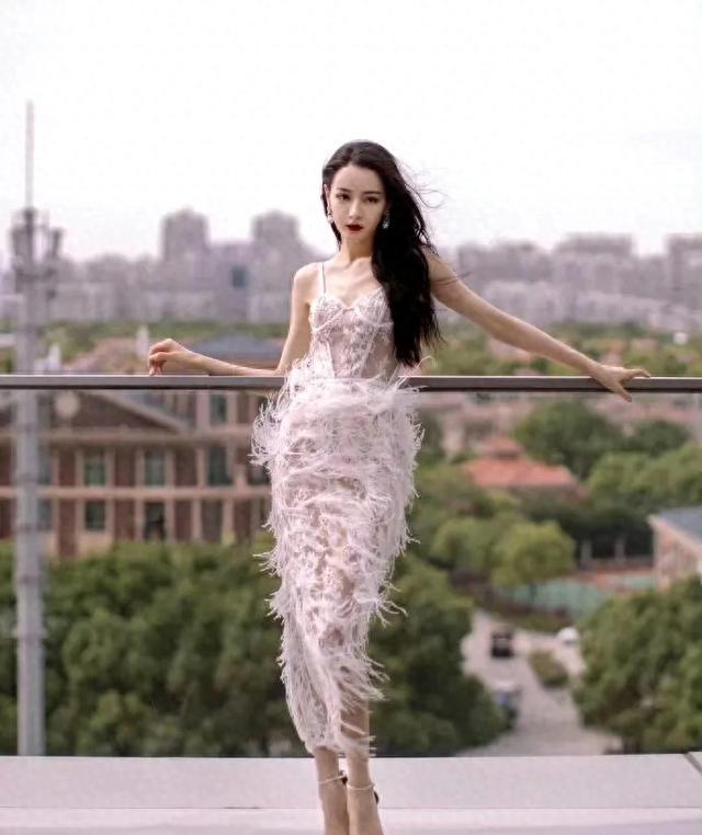 迪丽热巴白色蕾丝裙红毯造型