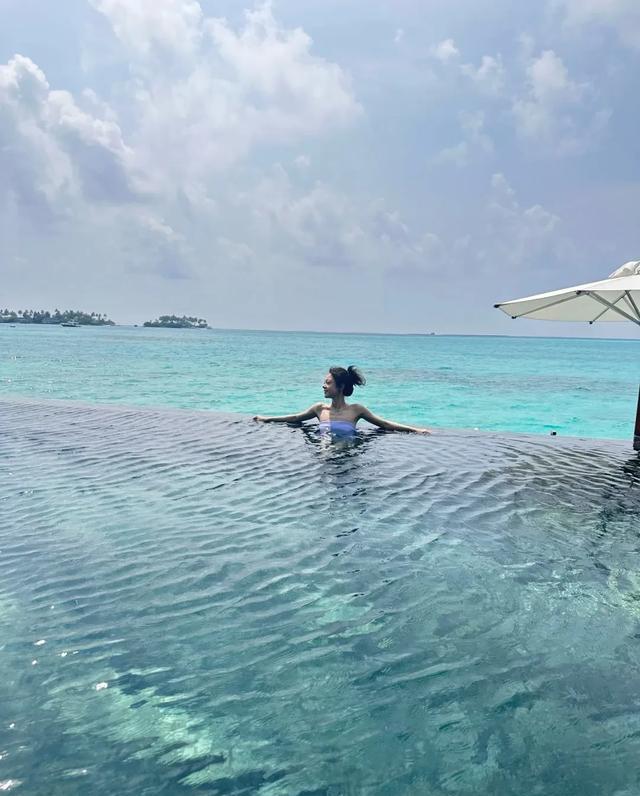 赵今麦海边侧身照
