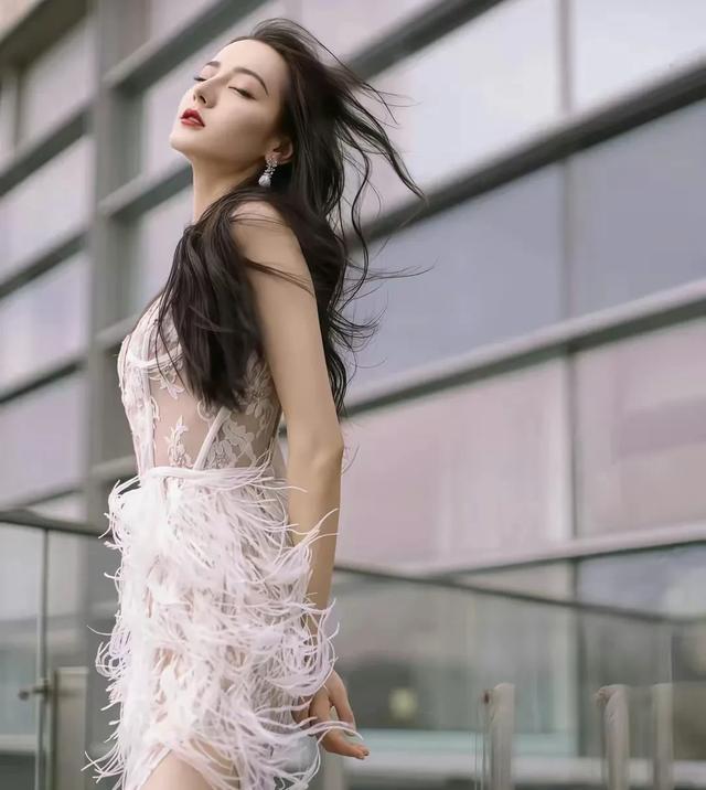 迪丽热巴裙装走动动态