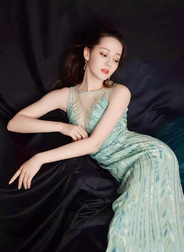 墨绿色系显白效果对比