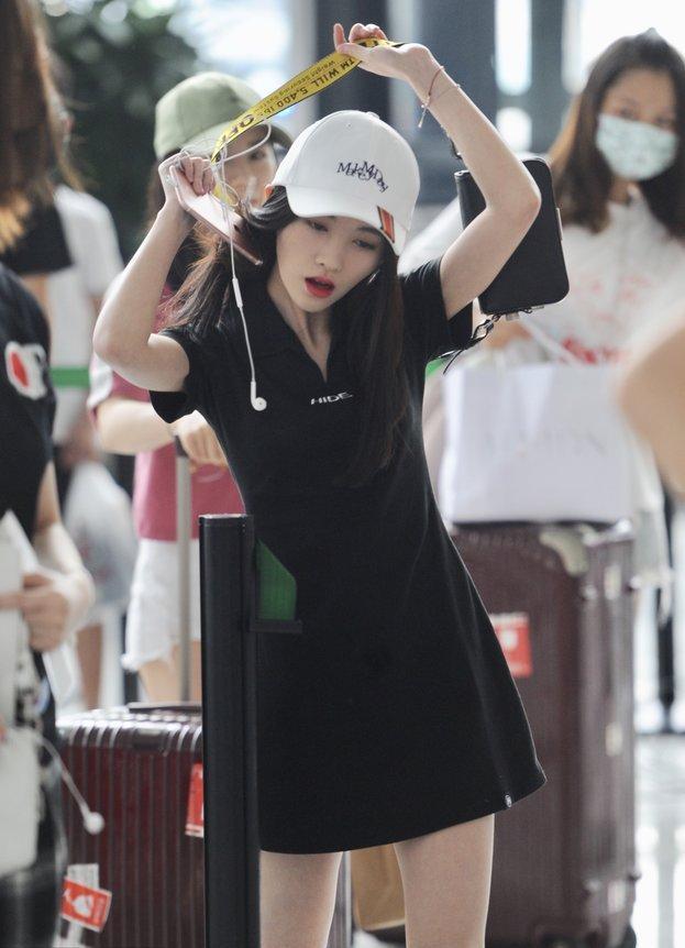 鞠婧祎机场全身照