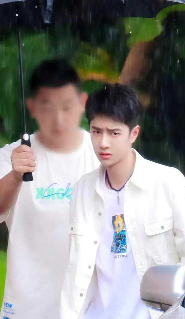 王一博崴脚表情包
