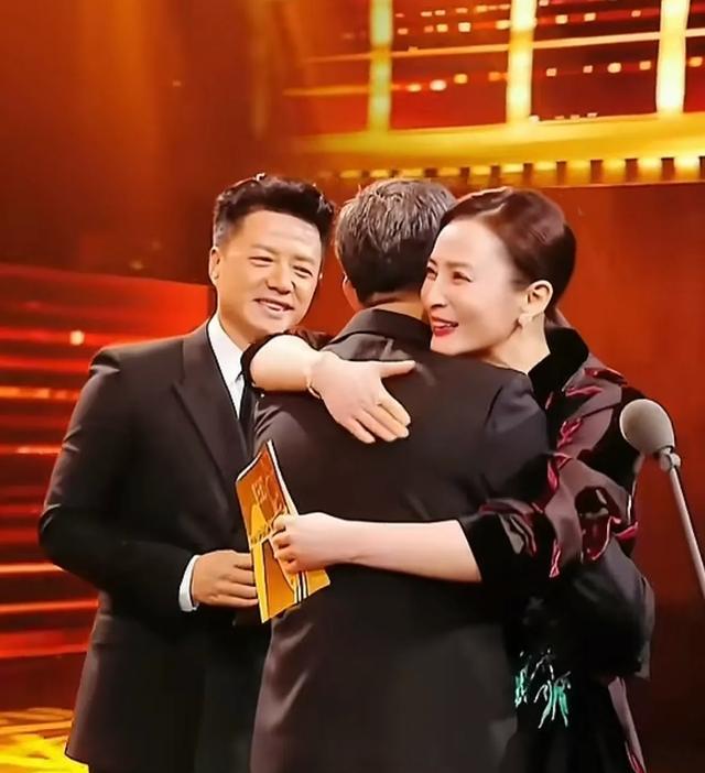 张译与蒋勤勤拥抱