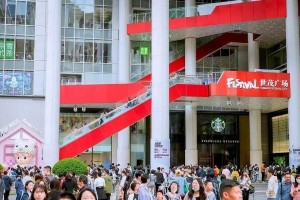 上海世茂广场五一吸引Z世代：潮玩、快闪店与国潮活动