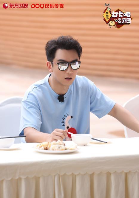 郑恺体验成都美食